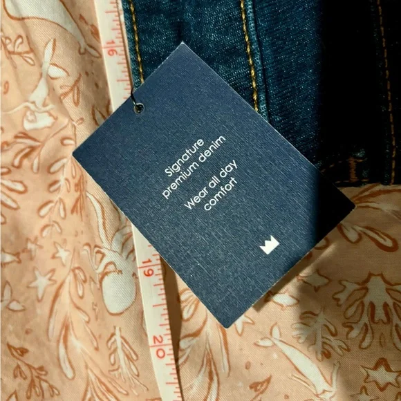 Crown and Ivy NWT women’s jeans size 16W - Picture 7 of 8